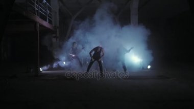 Karanlık bir odada duman müzik rock grubu standları.