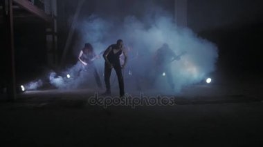 Konser rock grubu sahne alanı'nda gerçekleştiriliyor. Steadicam vurdu. Müzik video punk, ağır metal veya rock grubu.
