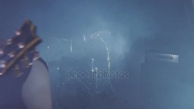 Konser rock grubu solisti, gitarist ve baterist ile sahnede performans. Müzik video punk, ağır metal veya rock grubu.