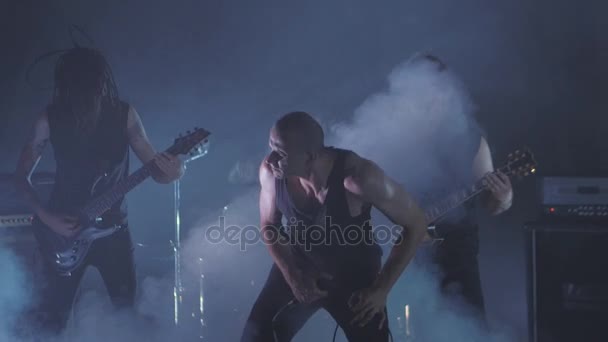 Banda de rock tocando en el escenario con Frontman, guitarristas y baterista. Vídeo musical punk, heavy metal o rock group . — Vídeos de Stock