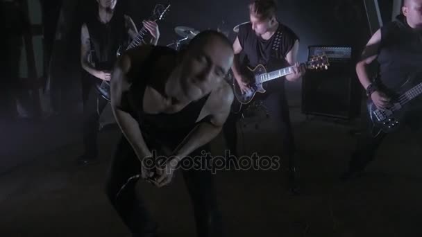 Koncert rockové kapely na pódiu s frontmana, kytaristy a bubeník. Hudební video punk, heavy metal nebo rock skupina. — Stock video