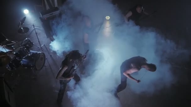 Konsert rockbandet som uppträder på scenen med Frontman, gitarrister och trummis. Music video punk, heavy metal eller rockgrupp. — Stockvideo