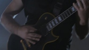 Gitarist ile sahnede konser rock bant. adam elektrik gitar çalıyor. Müzik video punk, ağır metal veya rock grubu.