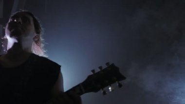 Gitarist ile sahnede konser rock bant. adam elektrik gitar çalıyor. Müzik video punk, ağır metal veya rock grubu.