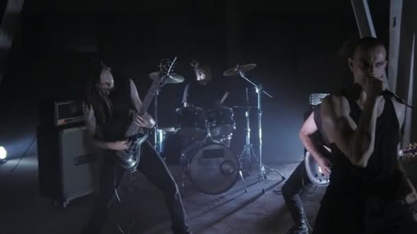 Banda de rock tocando en el escenario con Frontman, guitarristas y baterista. Vídeo musical punk, heavy metal o rock group . — Vídeos de Stock