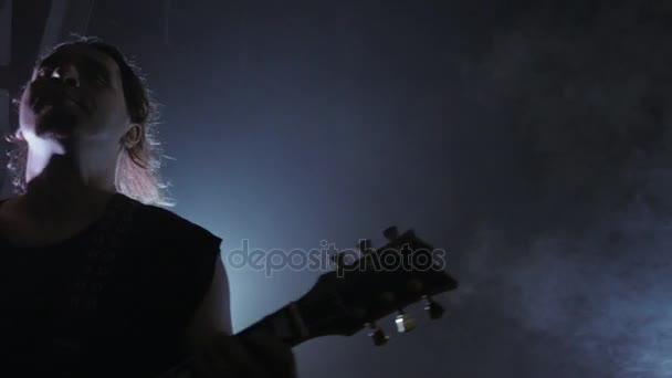 Koncert rockové kapely na pódiu s kytaristou. člověk hraje na elektrickou kytaru. Hudební video punk, heavy metal nebo rock skupina. — Stock video
