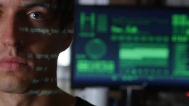 Adam programcı hacker yeşil kod karakterlerle portresi arka planda bir bilgisayarla yüzünü yansıtacak