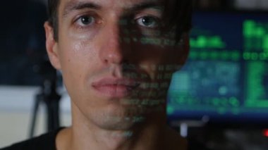 Adam programcı hacker yeşil kod karakterlerle portresi arka planda bir bilgisayarla yüzünü yansıtacak