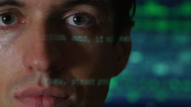 Adam programcı hacker yeşil kod karakterlerle portresi ile bir bilgisayar ekranında arka yüzünde yansıtacak