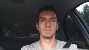 yakışıklı adam sürüş sırasında aptallar