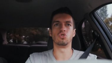 yakışıklı adam sürüş sırasında aptallar