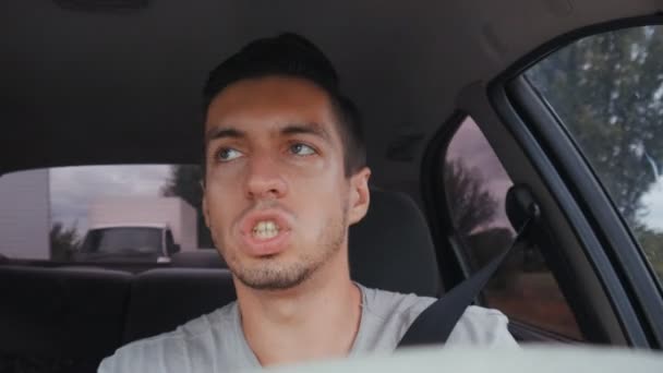 Красивый мужчина дурачится во время вождения — стоковое видео