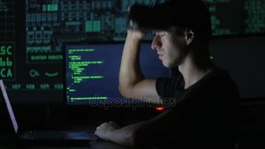 Erkek hacker programcı bir sanal gerçeklik kask programlama için kullanır. Bu geleceğin teknolojileri.