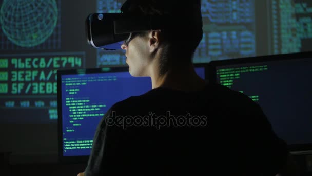 Programador de hackers masculino usa um capacete de realidade virtual para programação. Tecnologias de TI do Futuro . — Vídeo de Stock