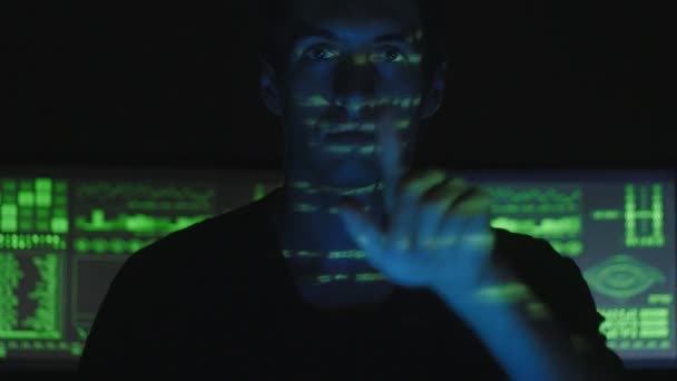 Programmeur Hacker regardant la caméra avec ordinateur, projections de codes binaires et animation en arrière-plan .