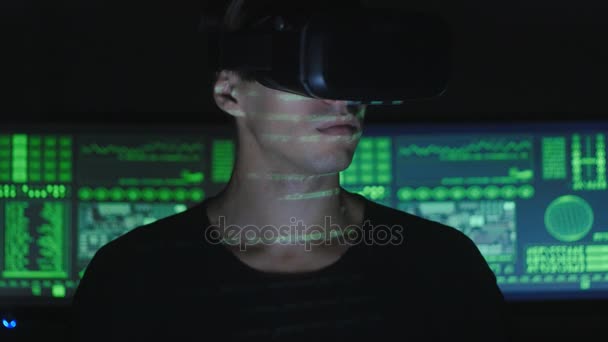 Manliga hacker programmerare använder virtuell verklighet hjälm för programmering. Det framtidens teknik. — Stockvideo