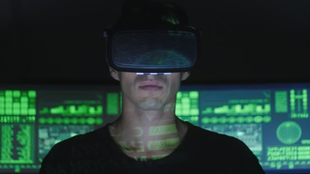 Maschio programmatore hacker utilizza un casco realtà virtuale per la programmazione. Tecnologie informatiche del futuro . — Video Stock