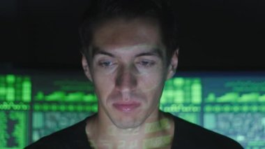 Hacker yazılımcı bardaklarda göstermek perde ile dolu siber güvenlik Merkezi'ndeki bilgisayarda çalışan.