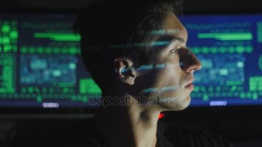 yüzünde bir siber ofiste çift değişkenli bir kod ile genç bir programcı portresi