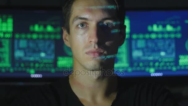 Porträtt av en ung programmerare med en binär kod på hans ansikte i en cyber-kontor — Stockvideo
