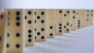 Zincirleme reaksiyon düşen beyaz Domino. Domino etkisi