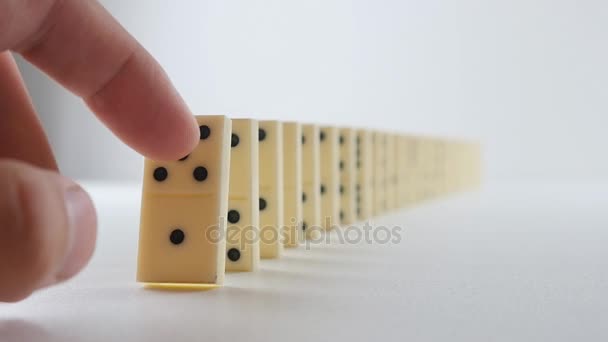 Figura costruita di domino che cade al rallentatore — Video Stock