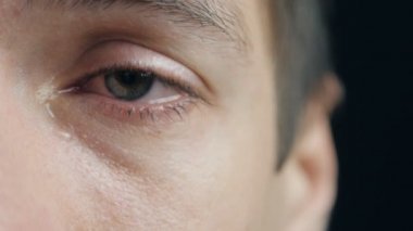 Ağlayan adam gözyaşları içinde göz closeup ile çekim