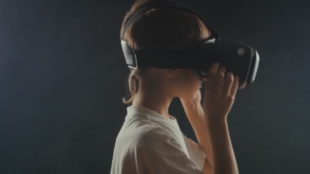 Gros plan garçon de 10 ans utilisant un casque de réalité virtuelle. Expérience de l'utilisation de VR 360 chez l'enfant — Video