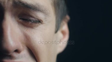 Ağlayan adamın Gözünde yaşlarla yakın çekim