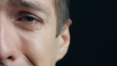 Ağlayan adam gözyaşları içinde göz closeup ile çekim