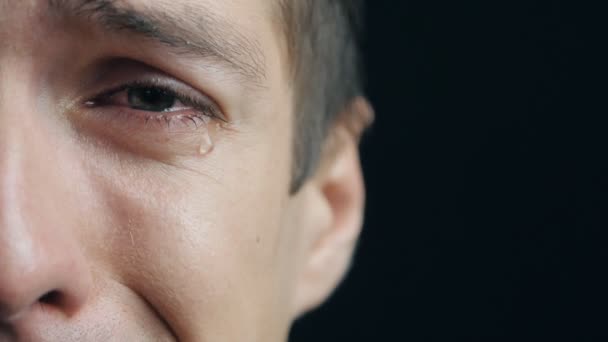 哭泣男人含着泪水的眼睛特写镜头 — 图库视频影像