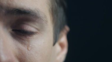 Ağlayan adam gözyaşları içinde göz closeup ile çekim
