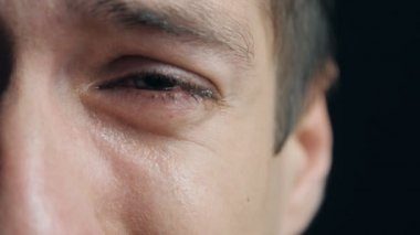 Ağlayan adam gözyaşları içinde göz closeup ile çekim