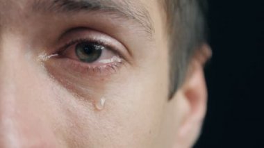 Ağlayan adam gözyaşları içinde göz closeup ile çekim