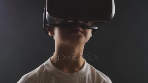 男孩越来越使用 Vr 耳机的经验。增强现实设备创建智能手机应用程序的虚拟空间 — 图库视频影像