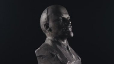 Vladimir Lenin heykeli portre siyah arka plan üzerinde iplik. SSCB dönemi