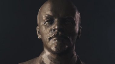 Vladimir Lenin heykeli portre siyah arka plan üzerinde iplik. SSCB dönemi
