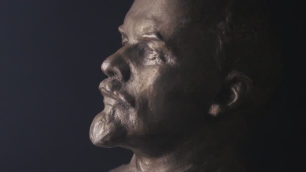 Spinnen portret beeldhouwkunst van Vladimir Lenin op zwarte achtergrond. Tijdperk van de Sovjet-Unie — Stockvideo