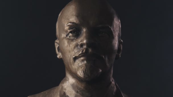 Escultura de retrato giratório de Vladimir Lenin sobre fundo preto. Era da URSS — Vídeo de Stock