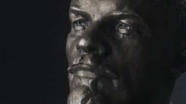Vladimir Lenin heykeli portre siyah arka plan üzerinde iplik. SSCB dönemi
