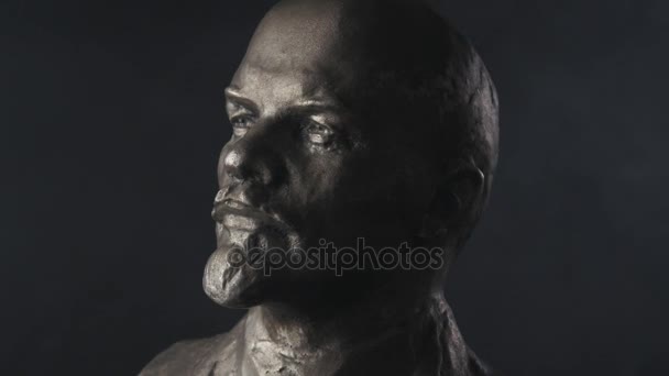 Escultura de retrato giratório de Vladimir Lenin sobre fundo preto. Era da URSS — Vídeo de Stock