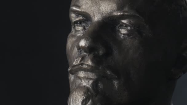 Spinning retrato escultura de Vladimir Lenin sobre fondo negro. Era de la URSS — Vídeo de stock