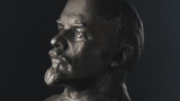 Vladimir Lenin heykeli portre siyah arka plan üzerinde iplik. SSCB dönemi — Stok video