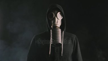 karanlık bir odada duman Gaz Maskeli adam