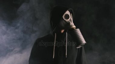 karanlık bir odada duman Gaz Maskeli adam
