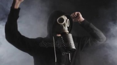 karanlık bir odada duman Gaz Maskeli adam