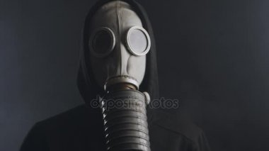karanlık bir odada duman Gaz Maskeli adam