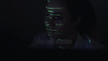 Genç kadınlar yalak bilgisayar kodu ovma. İkili kod projeksiyonlar ile kadın yüzü