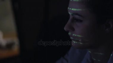 Genç kadınlar yalak bilgisayar kodu ovma. İkili kod projeksiyonlar ile kadın yüzü