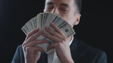 bir sürü para ile genç işadamı kar veya maaş hakkında mutludur